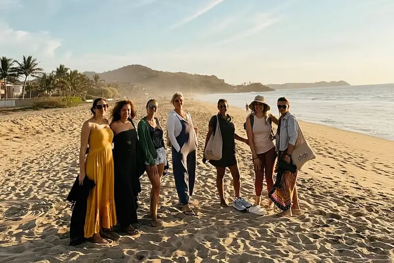 fantasticgroupofwomenonthebeach