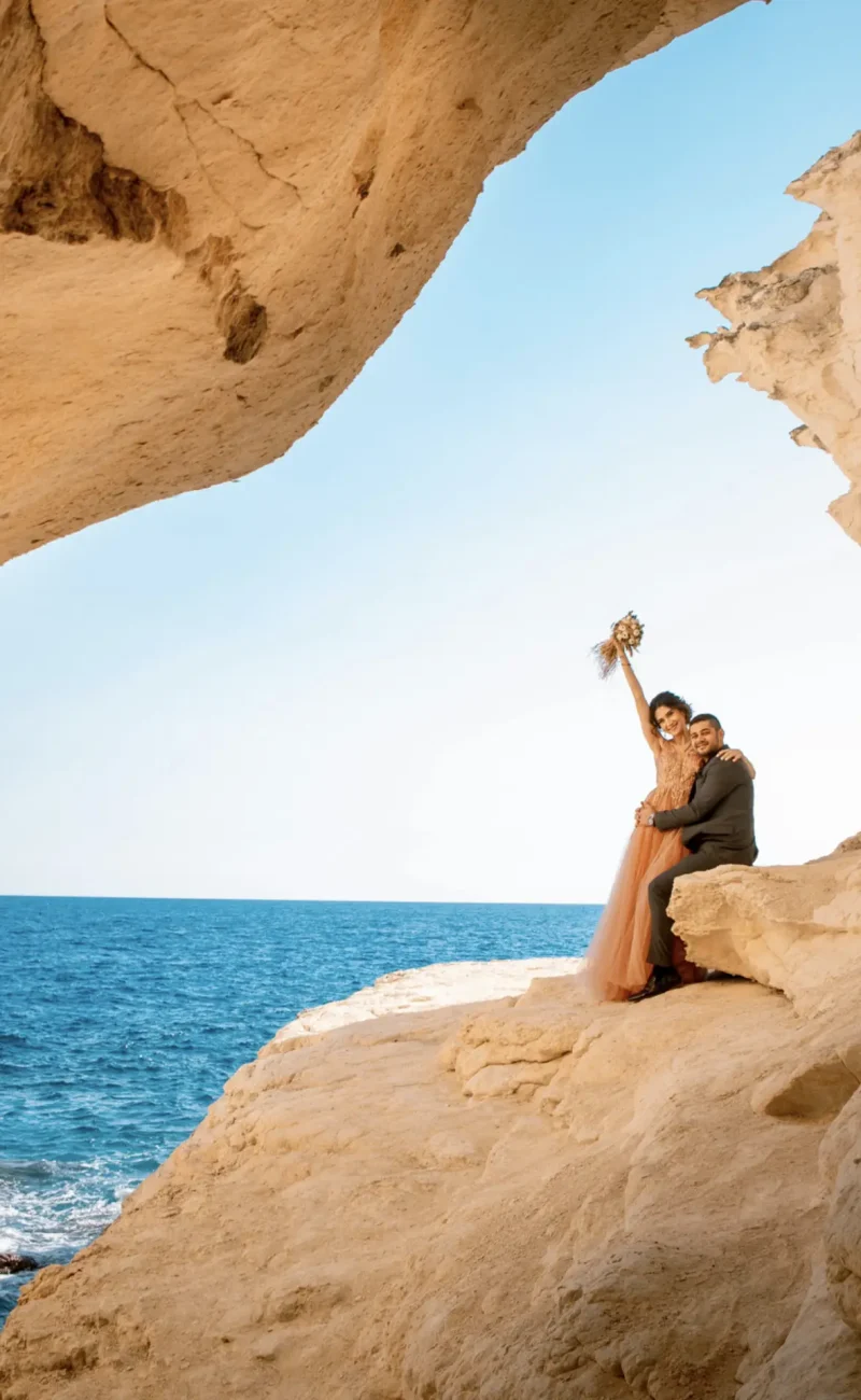 blog-coupleoncliff-ocean