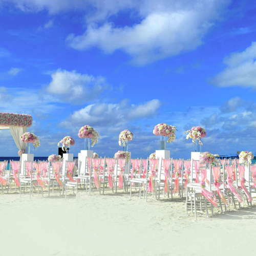 dest-wedding-emptychairsandarchinfrontofbeach02
