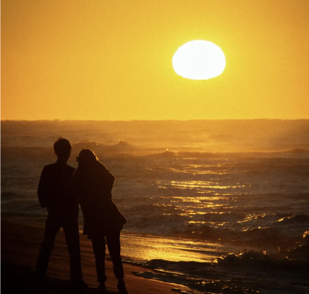 home-couple-sunset-planyourtrip